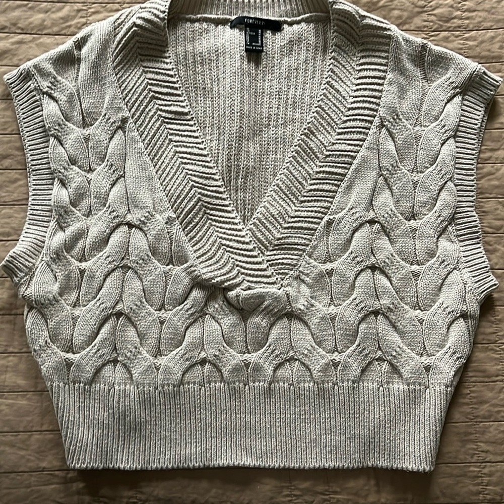 Forever 21 sweater vest medium